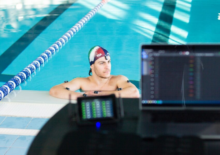 Schwimmer mit Cometa IMU-Sensoren bei der Schulter-Bewegungsanalyse