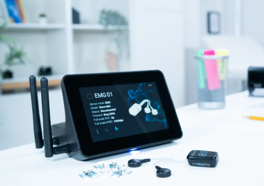 Kabelloses Cometa WaveX EMG-System mit Receiver und Sensoren im Forschungslabor