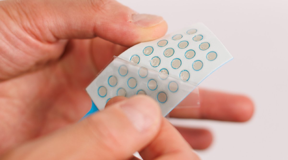 Vorgegeltes Myohive Elektroden-Array: Schutzfolie abziehen und aufkleben