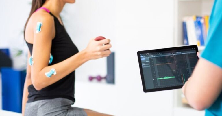 PicoBlue-Sensor am Bein/Arm mit Tablet in Praxisumgebung