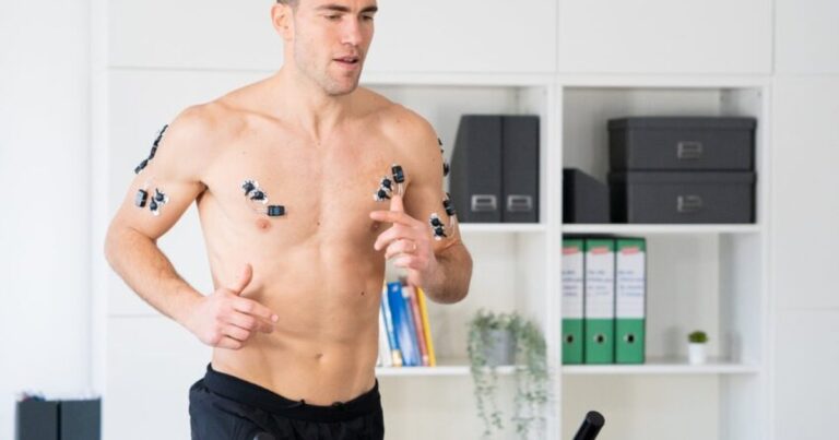 Vier applizierte EMG-Sensoren an Ober- und Unterschenkel, Tablet im Vordergrund