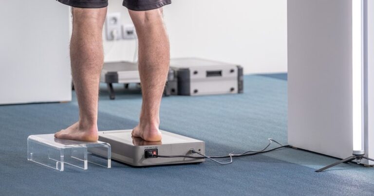 Fuß im 3D-Scanner, Scanergebnis am Monitor daneben